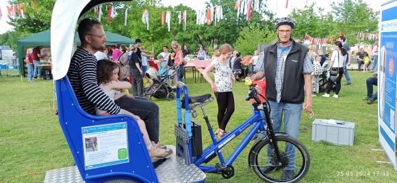 Fahrrad-Rikscha mit Fahrer und zwei Gästen auf dem Stadtteilfest Hanseviertel