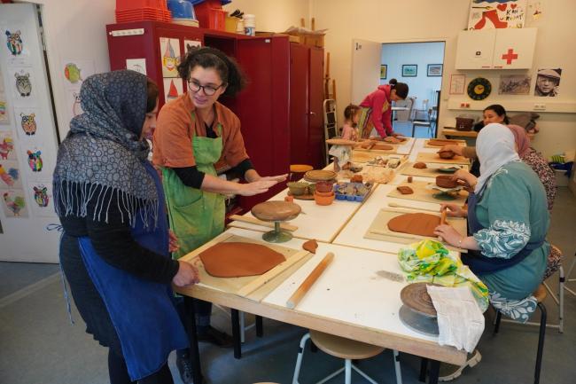 Töpfern beim Community-Cafe 