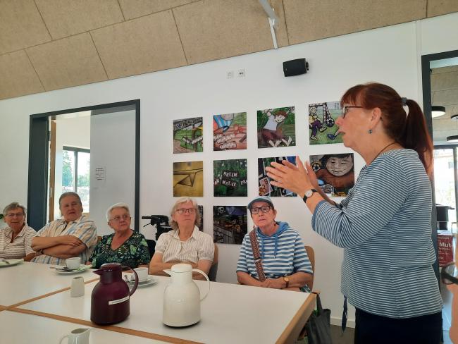 Ortsbürgermeisterin Sabine Sonnenberg ist beim Senioren-Frühstück zu Gast und lädt in die Demokratie-Lounge ein