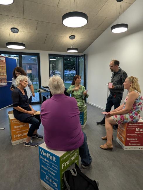 Politiker*innen diskutieren am Rande der Sitzung des Ortsrats Oststadt-Stadtfeld über Teilhabe und Engagement