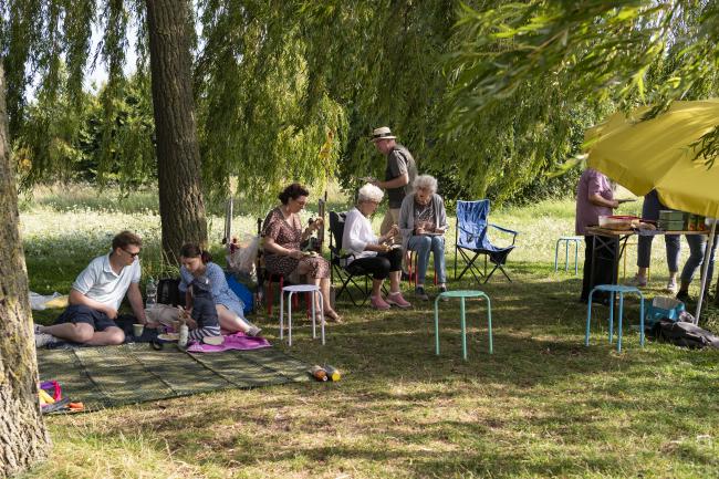 Essen verbindet und verbindet jung und alt. Bei unserem Nachbarschaftsfrühstück brachte jeder etwas mit und alle packten mit an. Wir möchten präventiv und von Beginn an Strukturen schaffen und die Nachbarschaft stärken. 