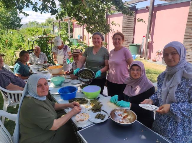 Im Rahmen des Projekts "Bunter Ring" wird einmal im Monat gemeinsam mit den Nachbarinnen gekocht. Dabei kommen die Nachbarinnen zusammen, lernen verschiedene Spezialitäten kennen und tauschen sich aus. So lernen sich die Nachbarinnen besser kennen und die Nachbarschaft wird gestärkt.