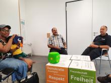 Bürger*innen und Vertreter*innen öffentlicher Einrichtungen im Gespräch in der Demokratie-Lounge über Frieden