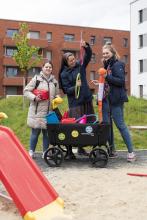 In Kronsberg-Süd gibt es noch keine Spielplätze. Daher haben wir uns gesagt: Das machen wir doch selbst! Jeden Montag steuern wir einen anderen Platz an und stellen für alle Spielsachen bereit. Die Teilnahme ist kostenfrei und niedrigschwellig. 