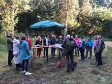 Mehrere Damen im Austausch während einer Exkursion eines alten MUNA-Geländes