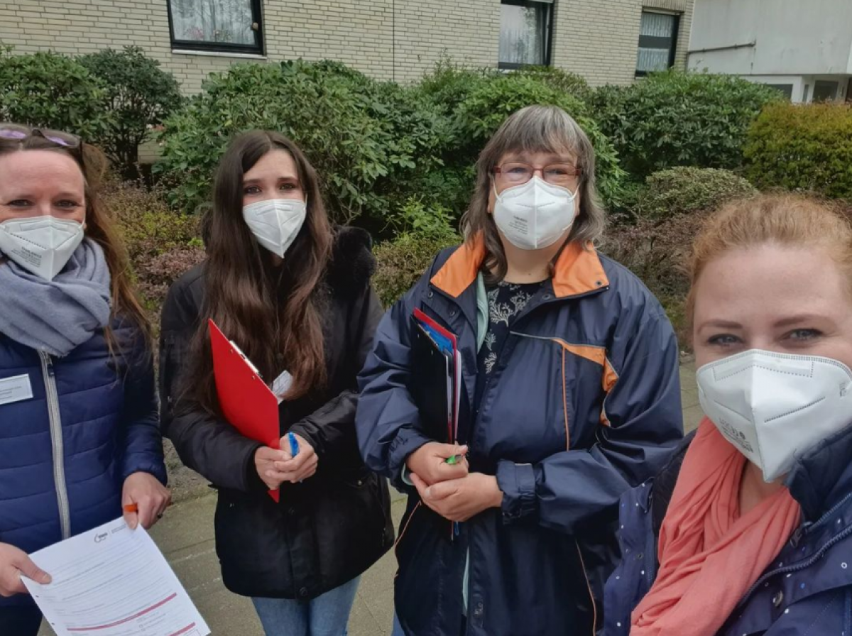 Das Team besucht die Anwohner*innen an zentralen Orten und zu Hause