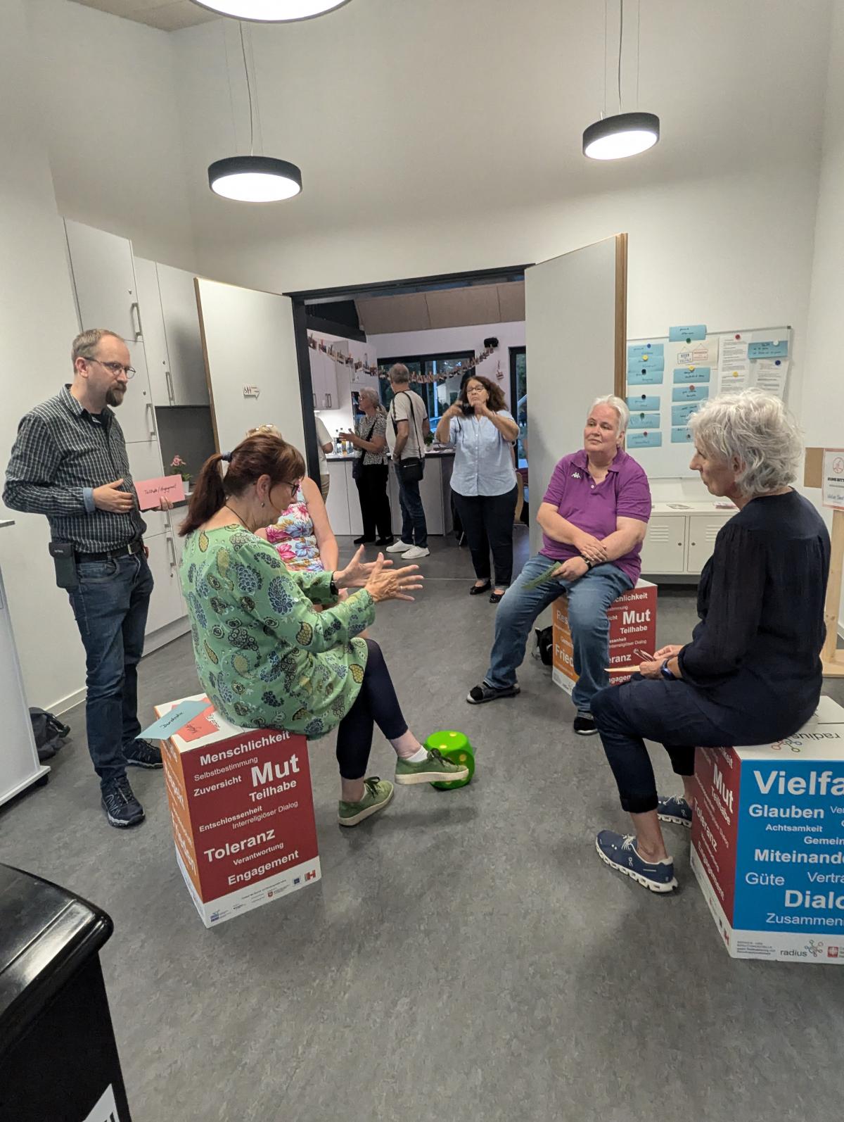 Politiker*innen diskutieren am Rande der Sitzung des Ortsrats Oststadt-Stadtfeld über Demokratie